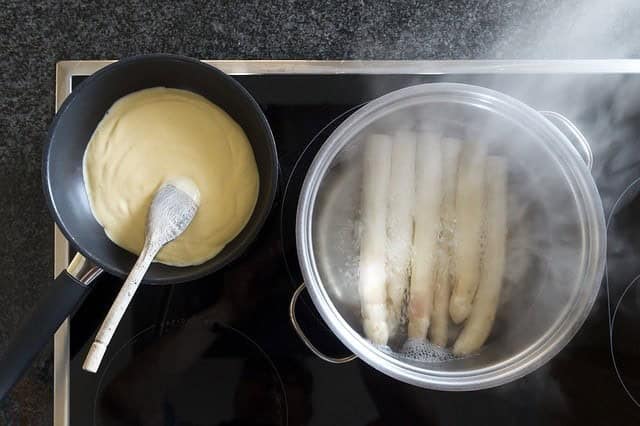 Make Hollandaise Sauce